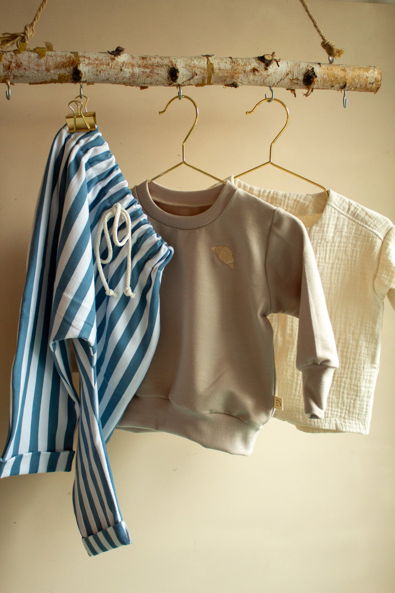 Lockere gestreifte Hose aus Sommersweat