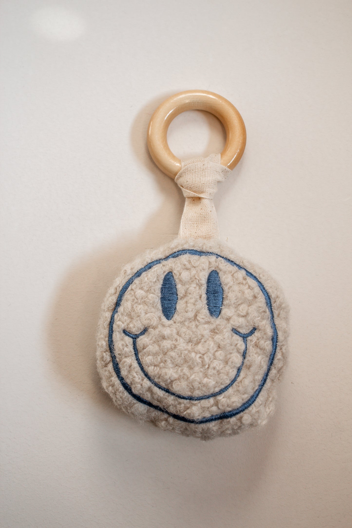Smiley Rassel mit Holz Greifring
