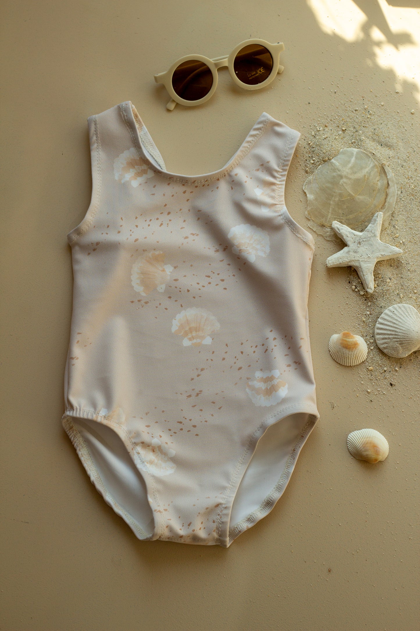 Badeanzug mit schlichten Farben