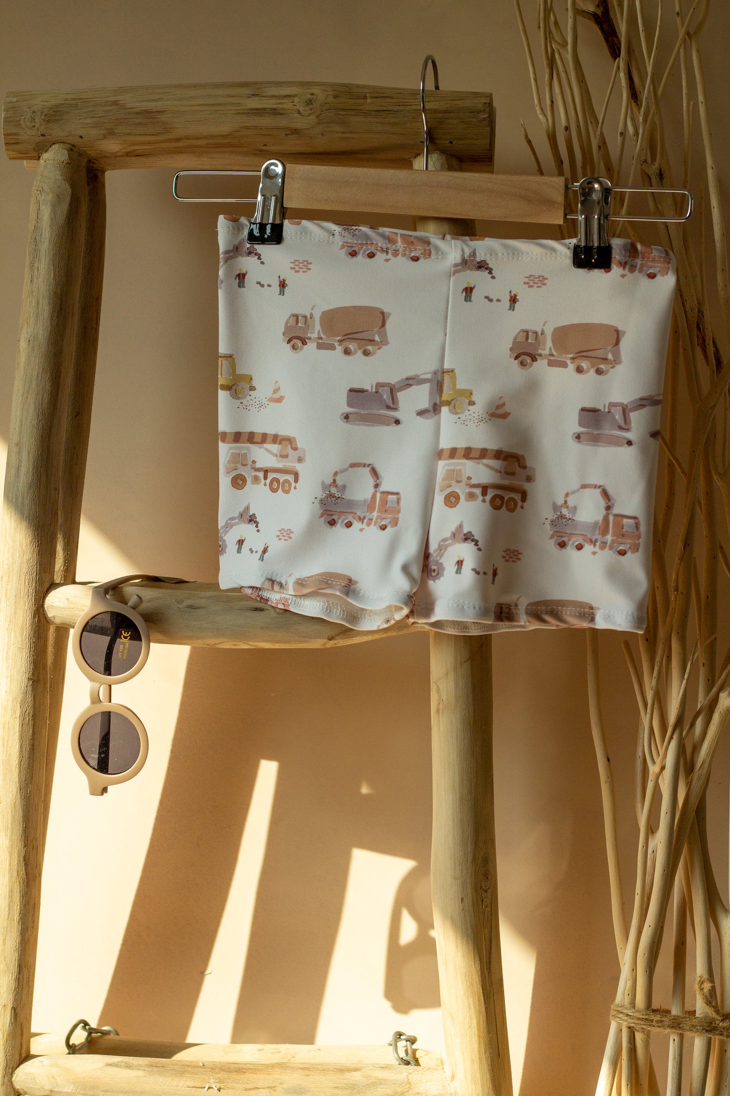 Schlichte Badehose mit Baufahrzeugen