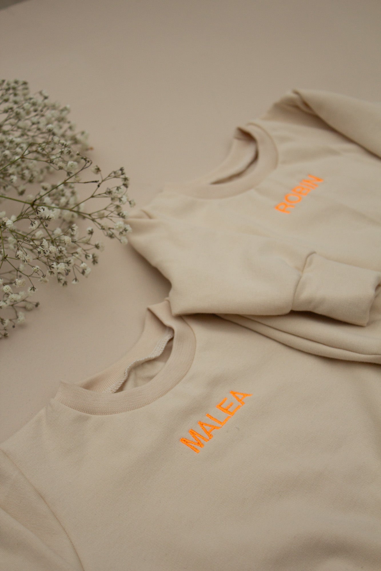 Personalisierter Sweater aus kuscheligem Wintersweat mit cooler neon Beschriftung