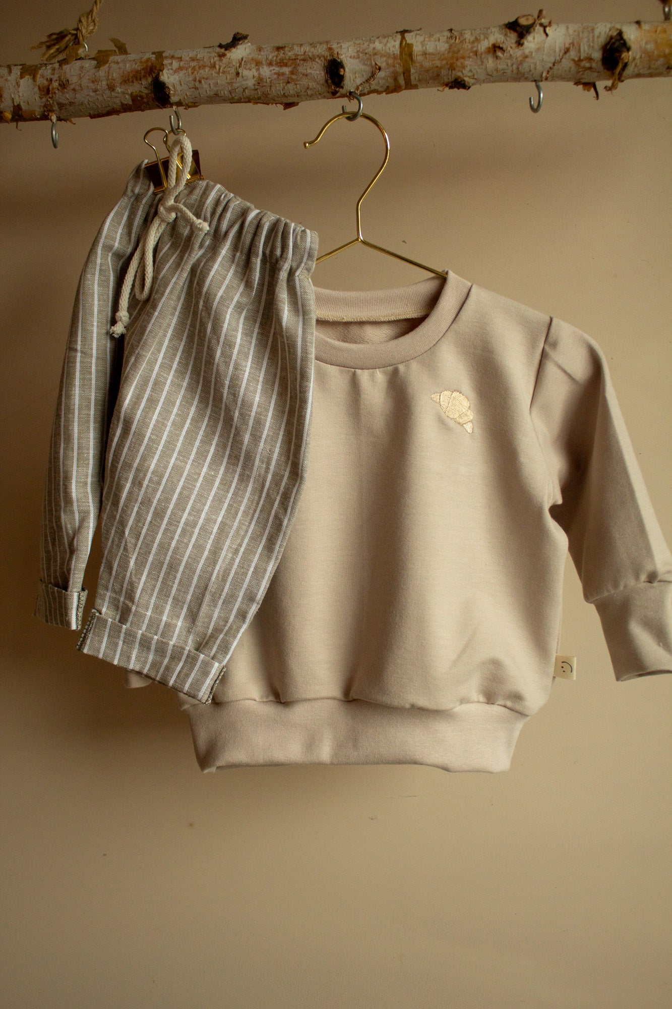 Sweater mit Croissant Bestickung