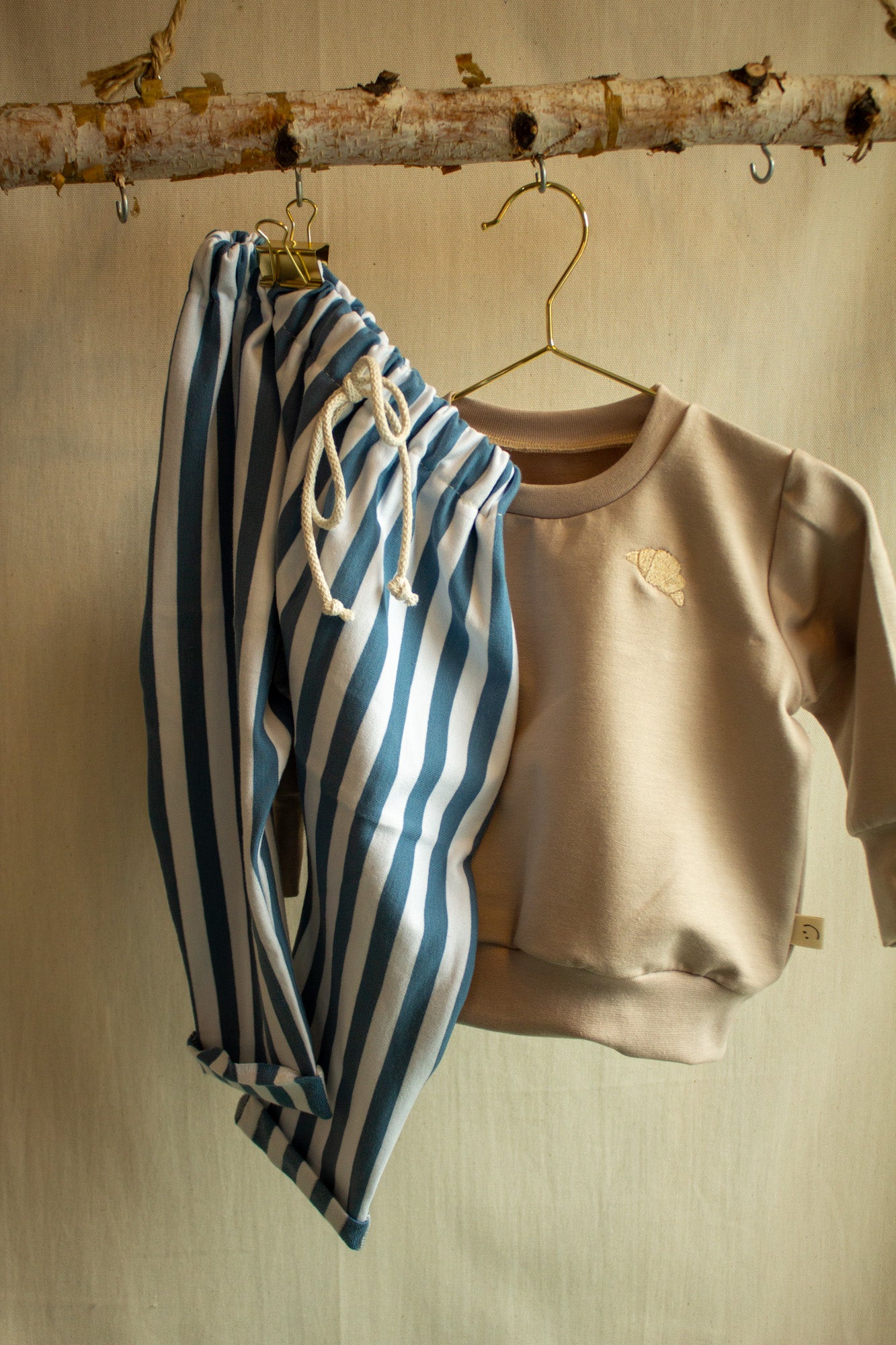 Sweater mit Croissant Bestickung