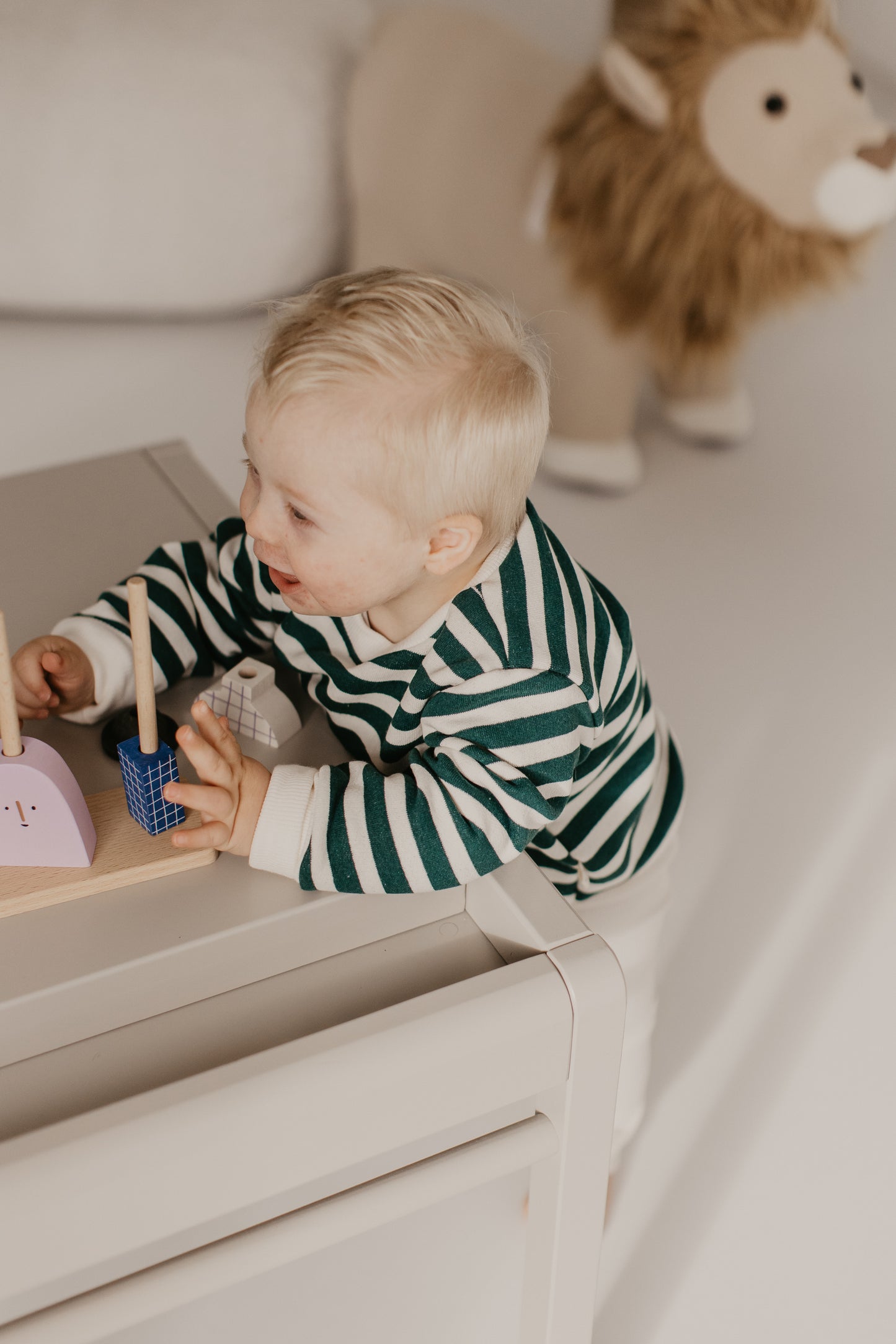 Grün gestreifter Sweater – Schlicht, Modern und Gemütlich