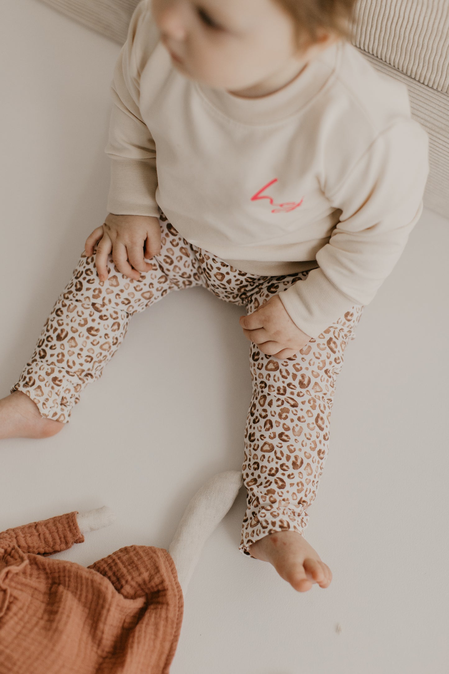 Stylischer Sweater mit neonpinken "hej"-Print – Modern, Gemütlich und Einzigartig