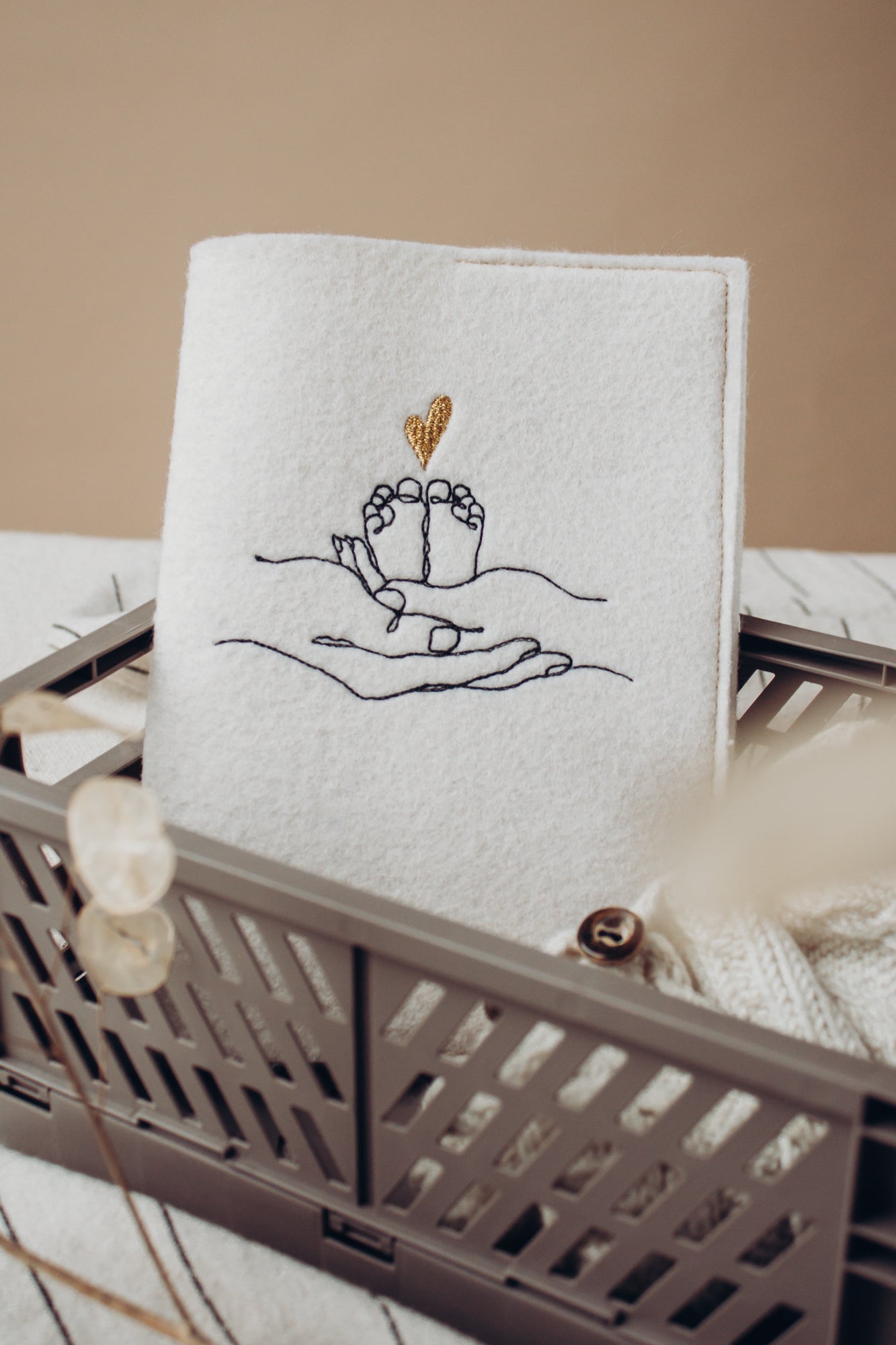Mutterpasshülle aus Filz mit schlichter Bestickung
