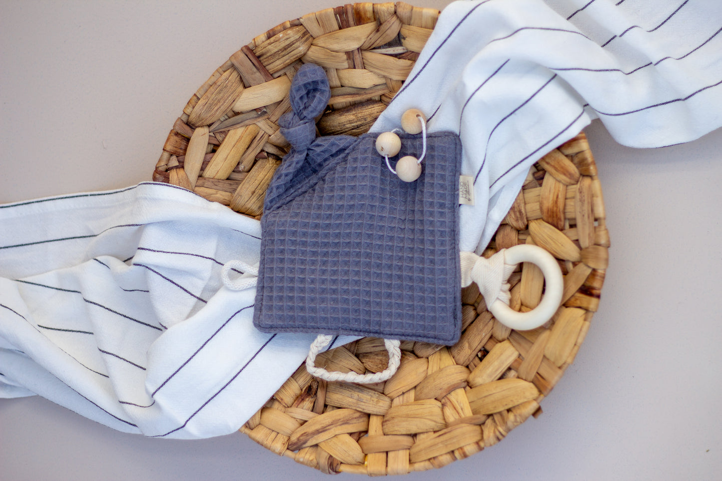 Knistertuch mit verschiedenen Entdeckungselementen