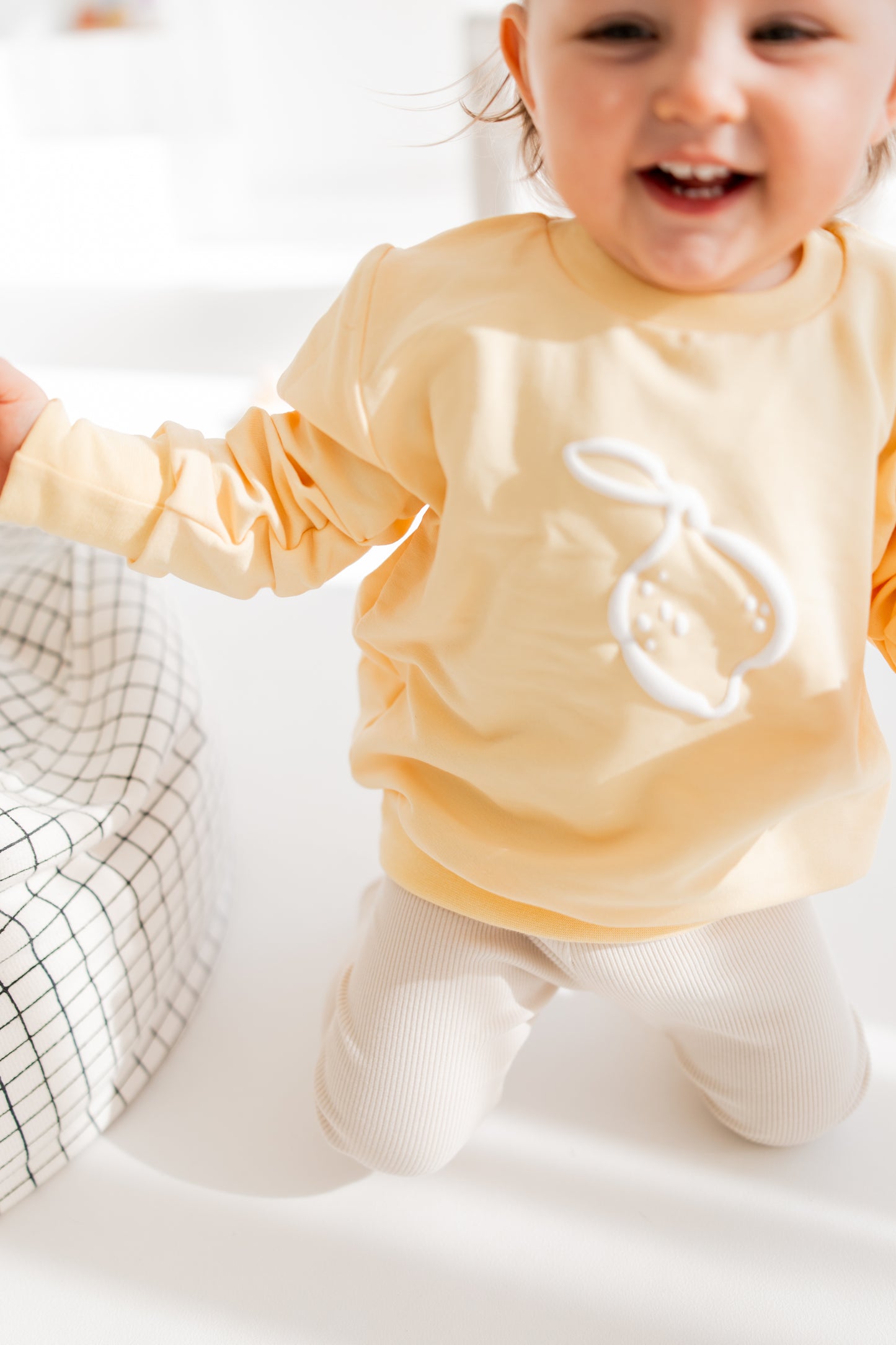 Frisch, frech, fruchtig – der Zitronen-Sweater für kleine Trendsetter