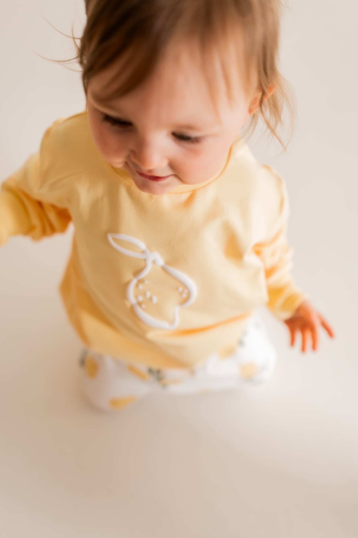 Frisch, frech, fruchtig – der Zitronen-Sweater für kleine Trendsetter