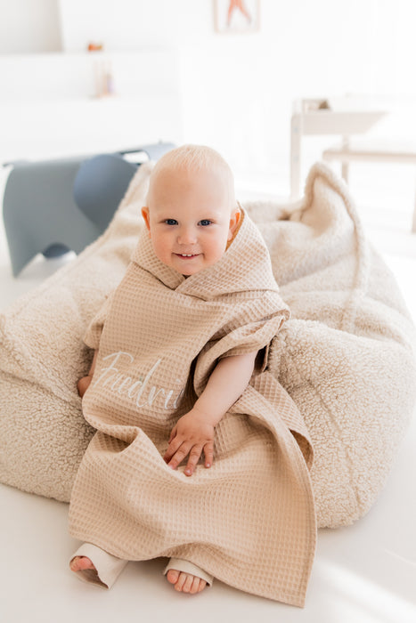 Süßer Badeponcho in verschiedenen Farben aus Waffelstoff - personalisierbar