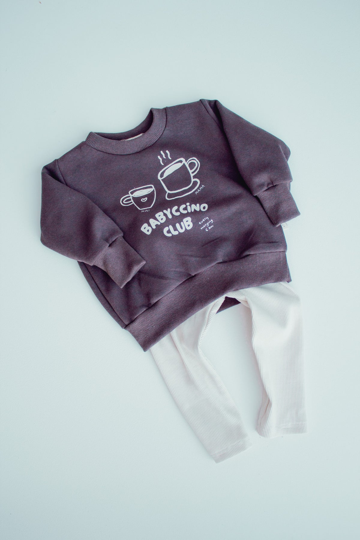 Outfit Set aus Sweater, Hose und Beanie | Annikora X Jessica Scholz