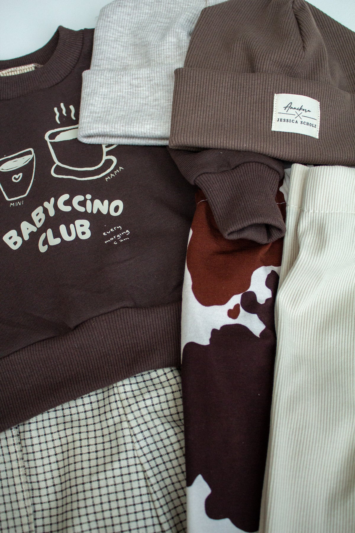 Outfit Set aus Sweater, Hose und Beanie | Annikora X Jessica Scholz