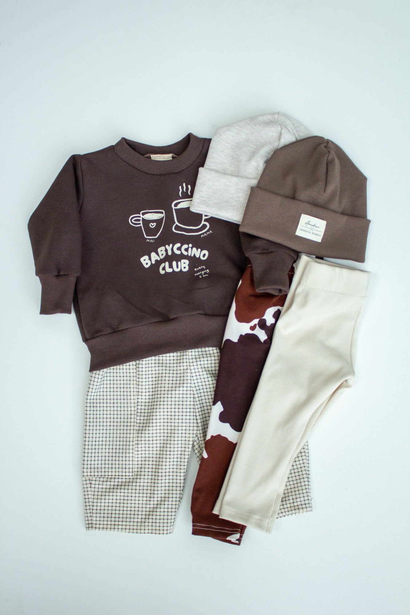 Outfit Set aus Sweater, Hose und Beanie | Annikora X Jessica Scholz