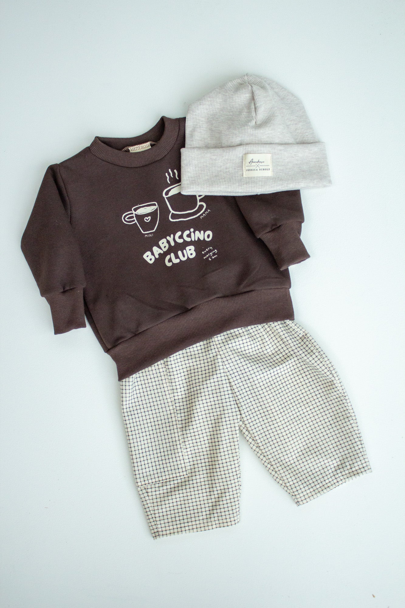 Outfit Set aus Sweater, Hose und Beanie | Annikora X Jessica Scholz