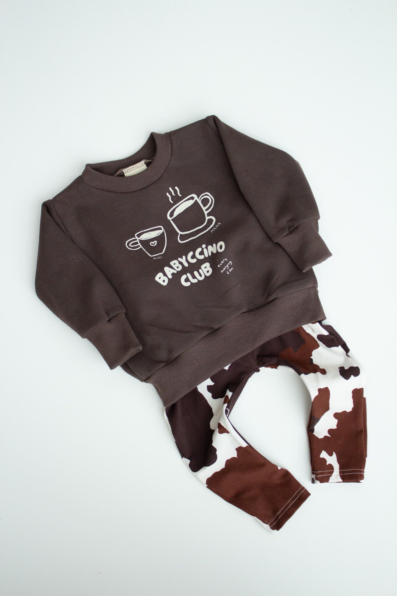 Outfit Set aus Sweater, Hose und Beanie | Annikora X Jessica Scholz