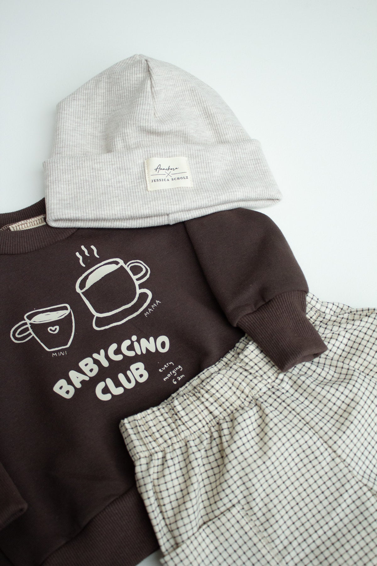 Outfit Set aus Sweater, Hose und Beanie | Annikora X Jessica Scholz