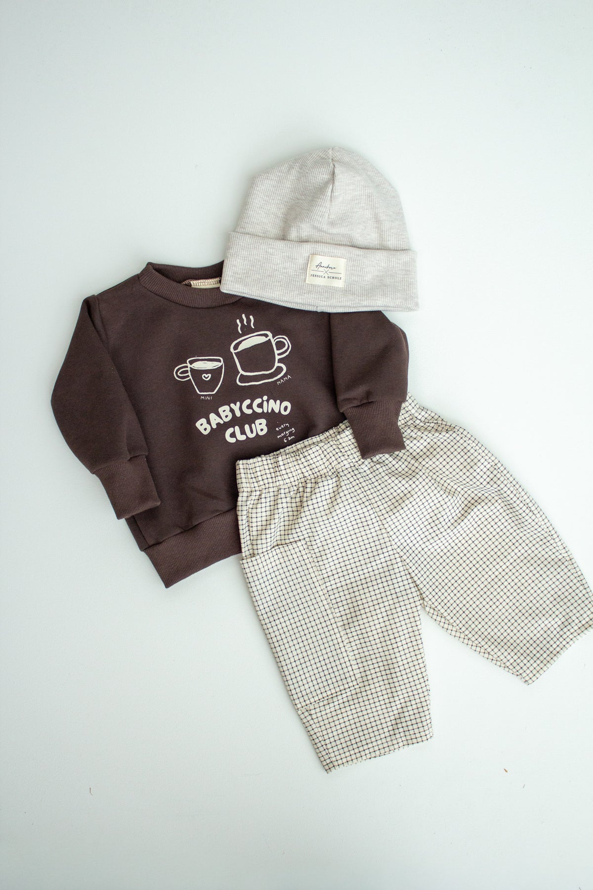 Outfit Set aus Sweater, Hose und Beanie | Annikora X Jessica Scholz