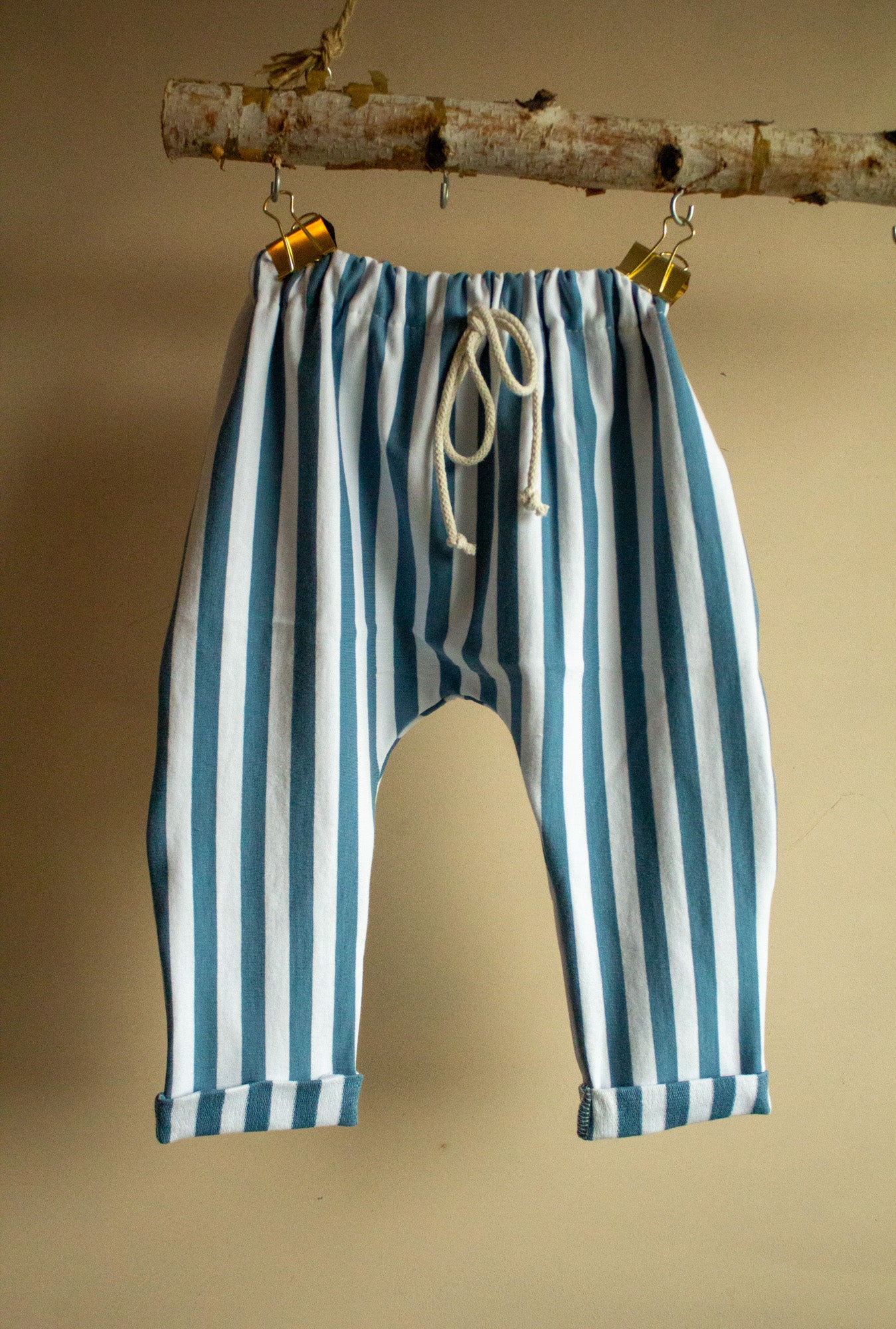 Lockere gestreifte Hose aus Sommersweat