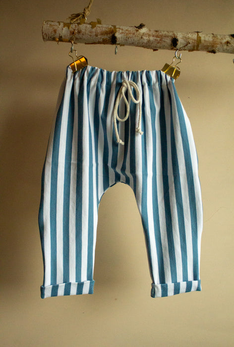 Lockere gestreifte Hose aus Sommersweat
