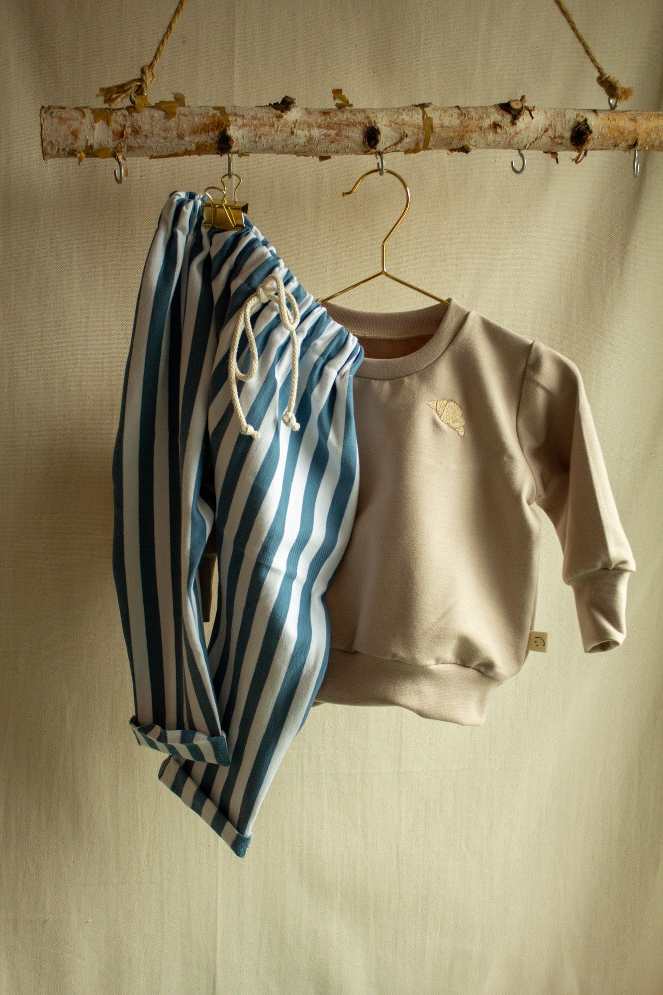 Lockere gestreifte Hose aus Sommersweat