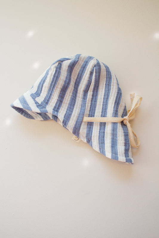 Gestreifte Sommermütze mit Nackenschutz aus Musselin