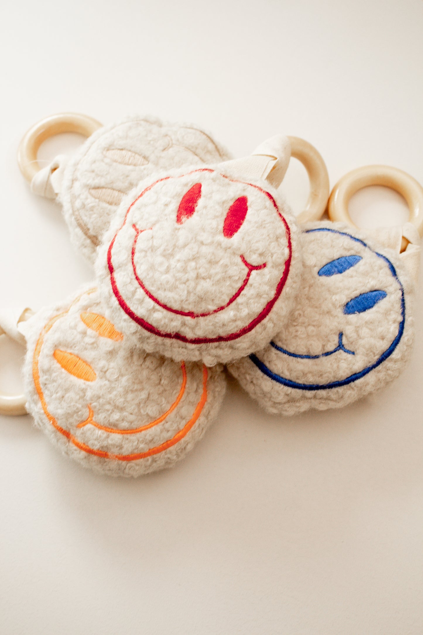 Smiley Rassel mit Holz Greifring