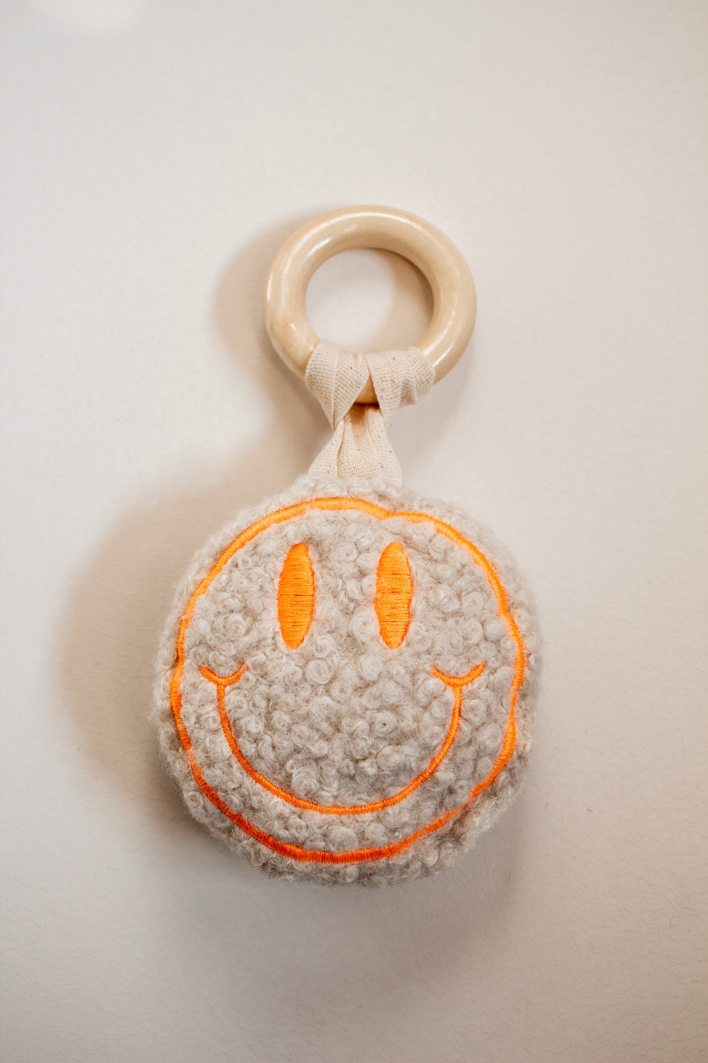 Smiley Rassel mit Holz Greifring