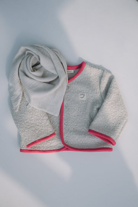 Perfekte Übergangsjacke aus Bouclé für kleine Entdecker – weich, gemütlich stilvoll