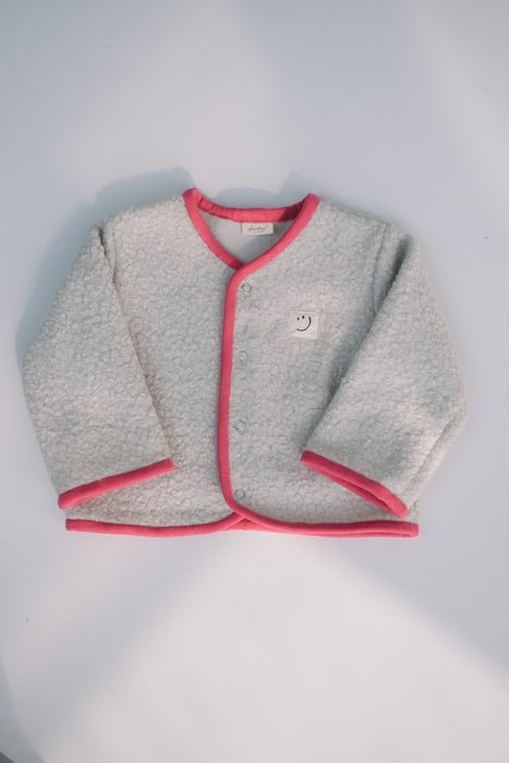 Perfekte Übergangsjacke aus Bouclé für kleine Entdecker – weich, gemütlich stilvoll