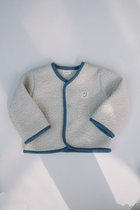 Perfekte Übergangsjacke aus Bouclé für kleine Entdecker – weich, gemütlich stilvoll