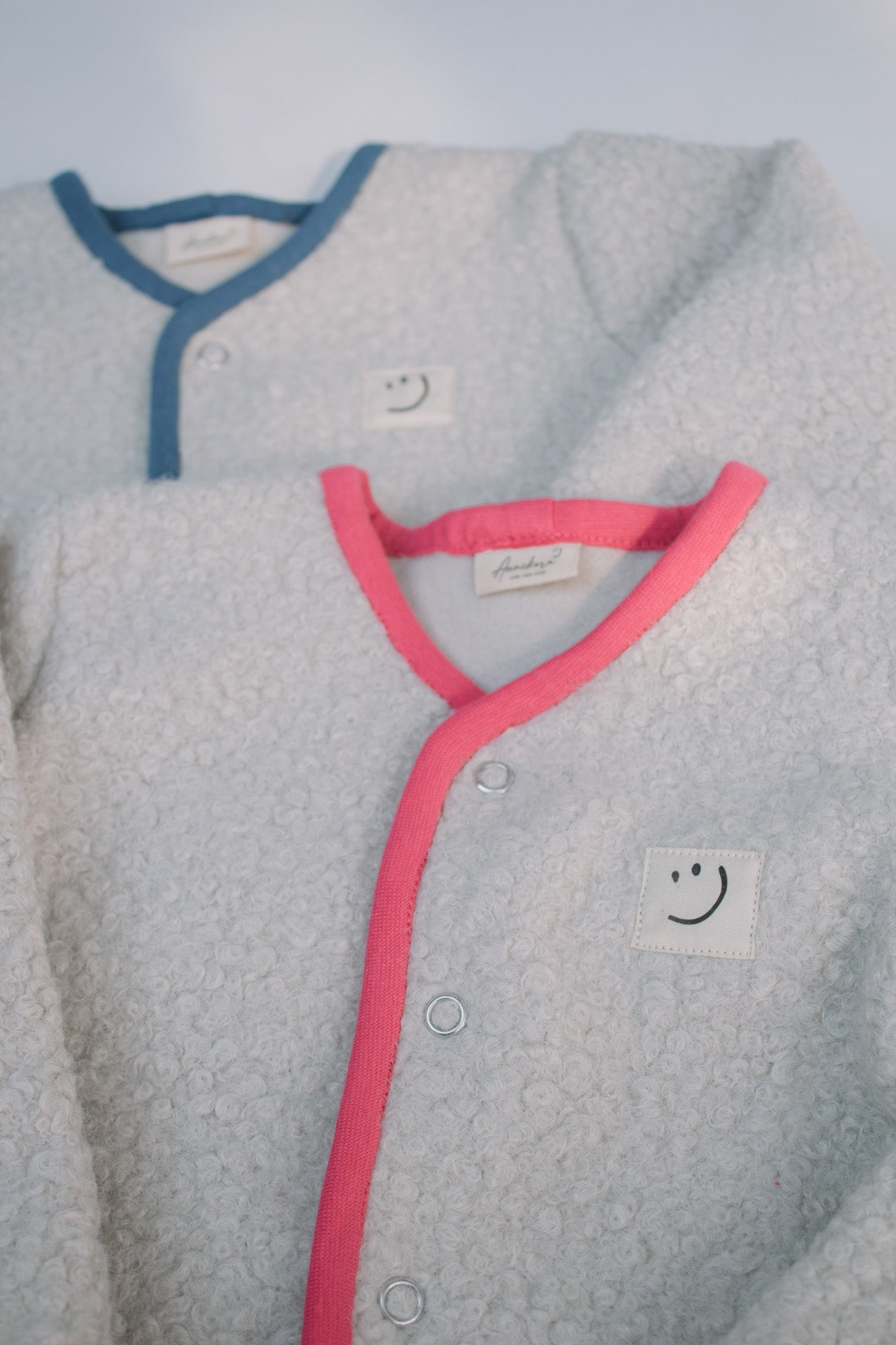 Perfekte Übergangsjacke aus Bouclé für kleine Entdecker – weich, gemütlich stilvoll