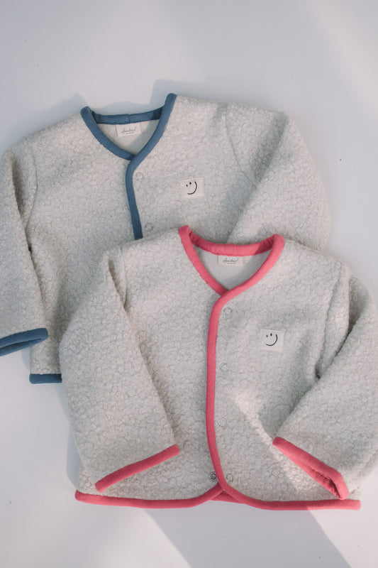 Perfekte Übergangsjacke aus Bouclé für kleine Entdecker – weich, gemütlich stilvoll