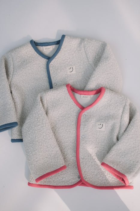 Perfekte Übergangsjacke aus Bouclé für kleine Entdecker – weich, gemütlich stilvoll