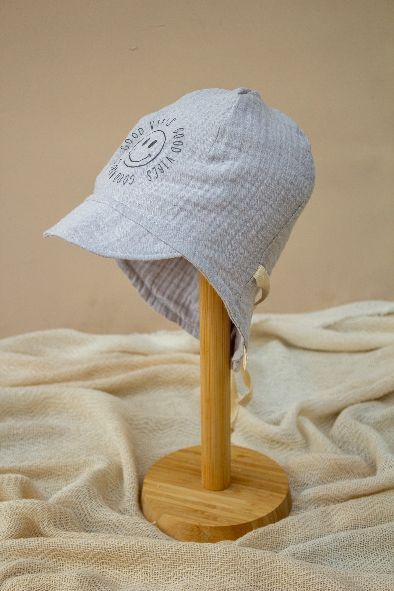 Sommermütze mit Nackenschutz aus Musselin mit Aufdruck