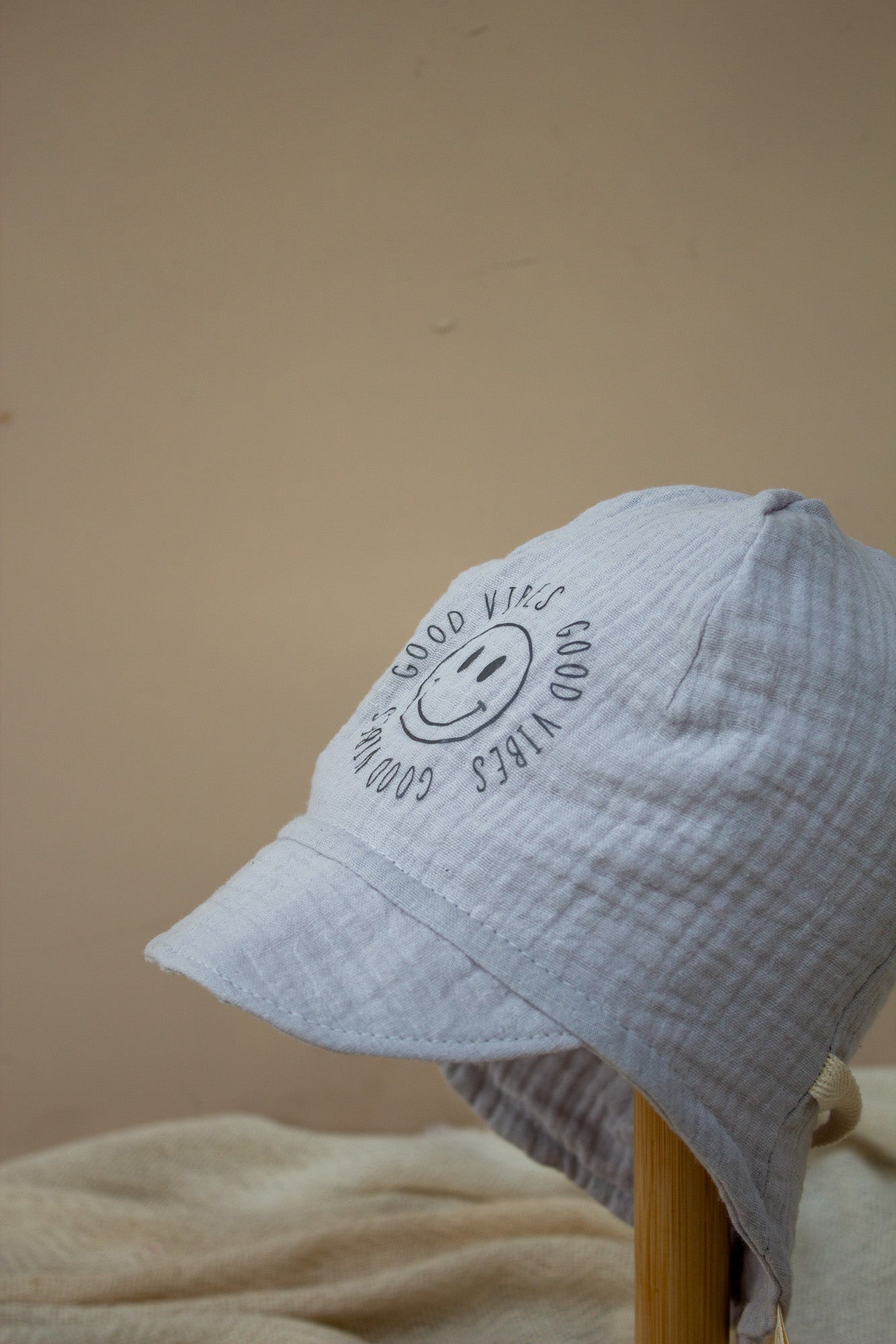 Sommermütze mit Nackenschutz aus Musselin mit Aufdruck