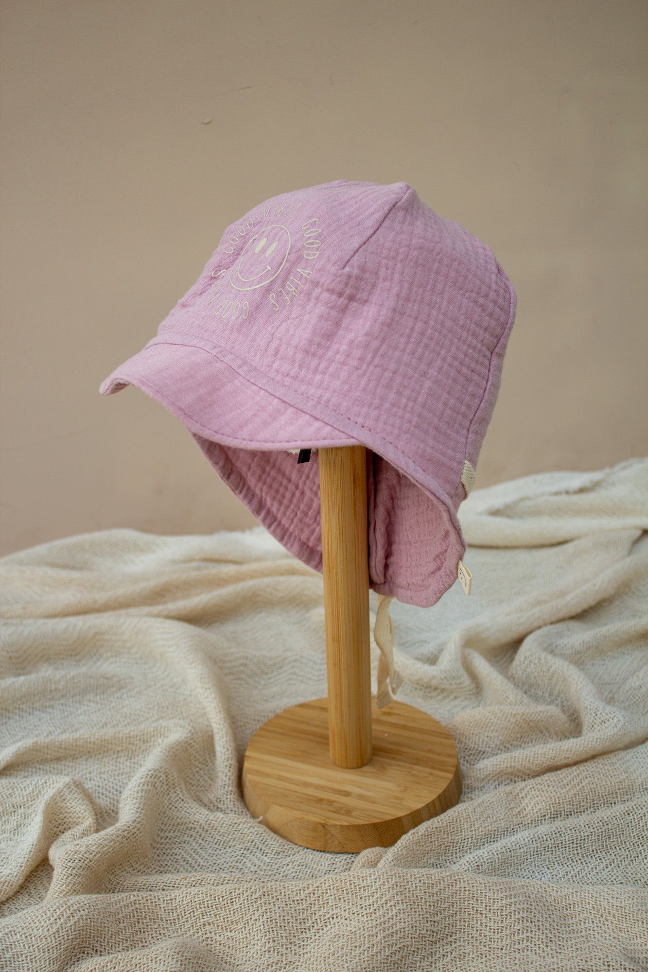 Sommermütze mit Nackenschutz aus Musselin mit Aufdruck