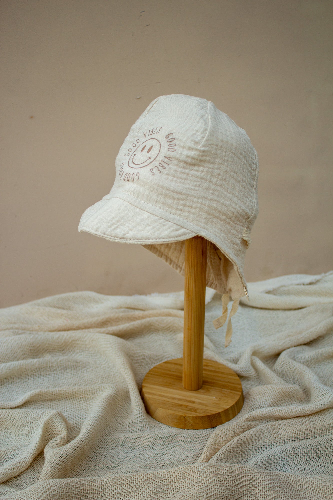 Sommermütze mit Nackenschutz aus Musselin mit Aufdruck