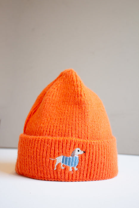 Trendige Baby Strickmütze Orange, mit Dackel-Stickerei,
