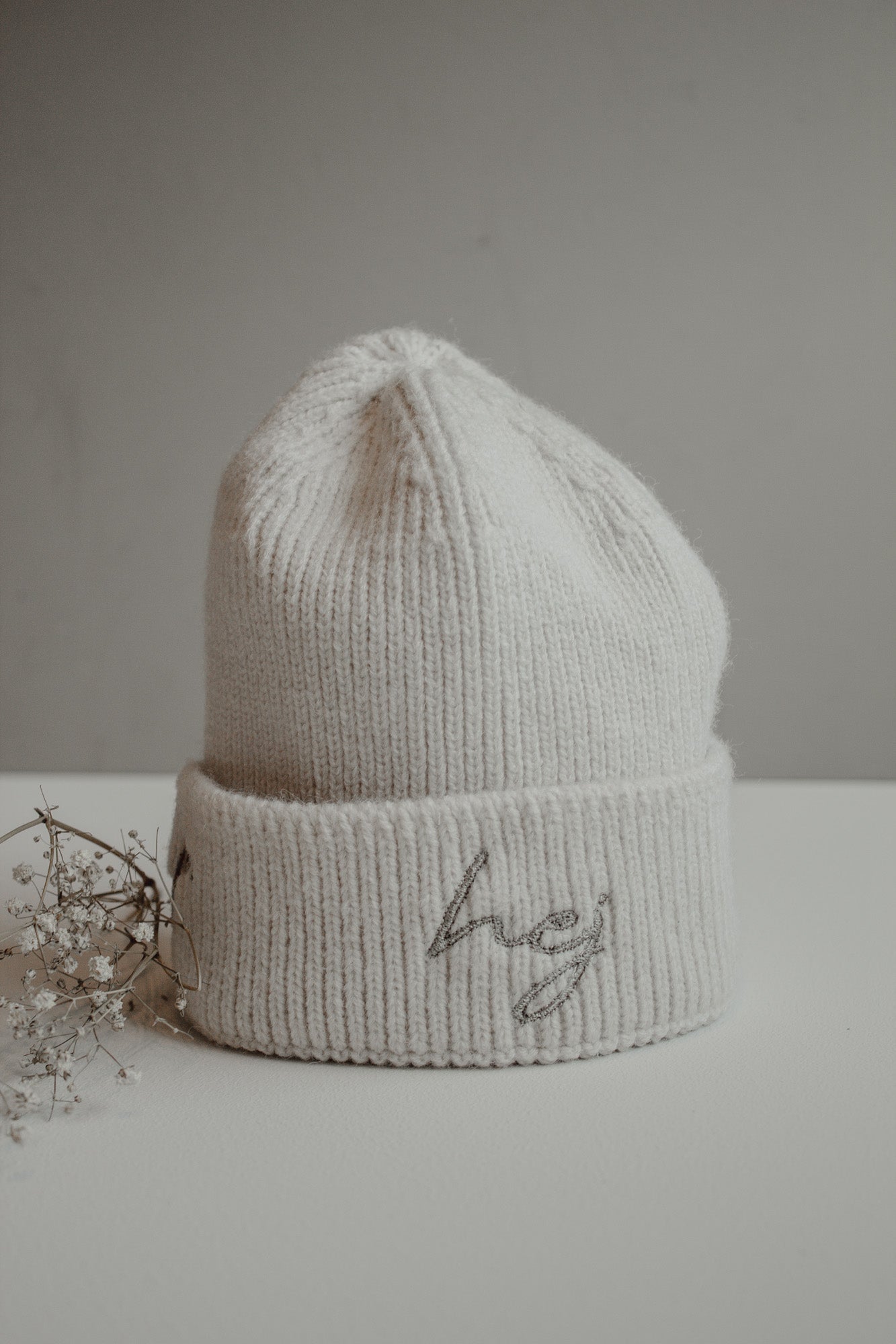 Baby Strickmütze in Beige – mit „Hej“-Stickerei, One Size (0–12 Monate)