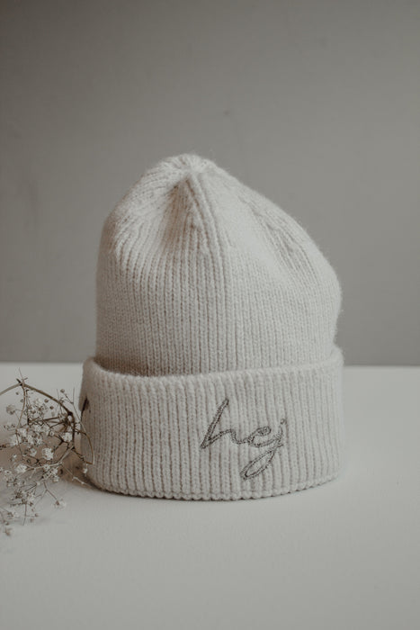 Baby Strickmütze in Beige – mit „Hej“-Stickerei, One Size (0–12 Monate)