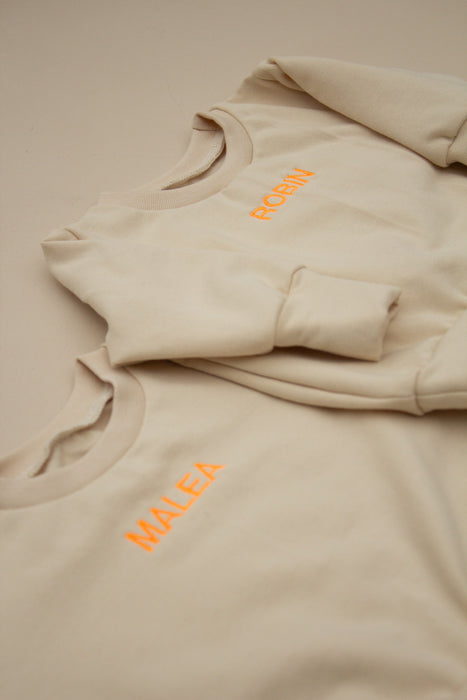 Personalisierter Sweater aus kuscheligem Wintersweat mit cooler neon Beschriftung