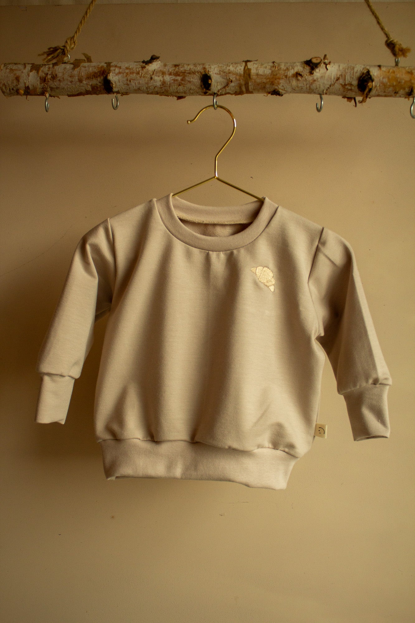 Sweater mit Croissant Bestickung