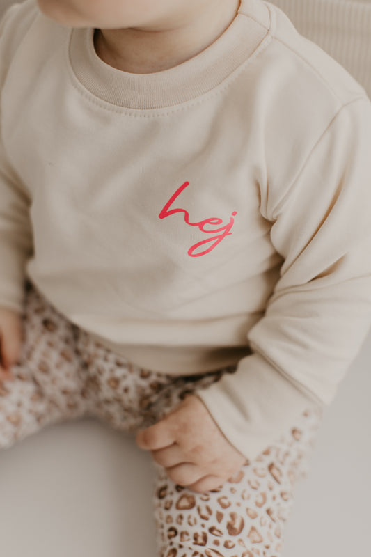 Stylischer Sweater mit neonpinken "hej"-Print – Modern, Gemütlich und Einzigartig