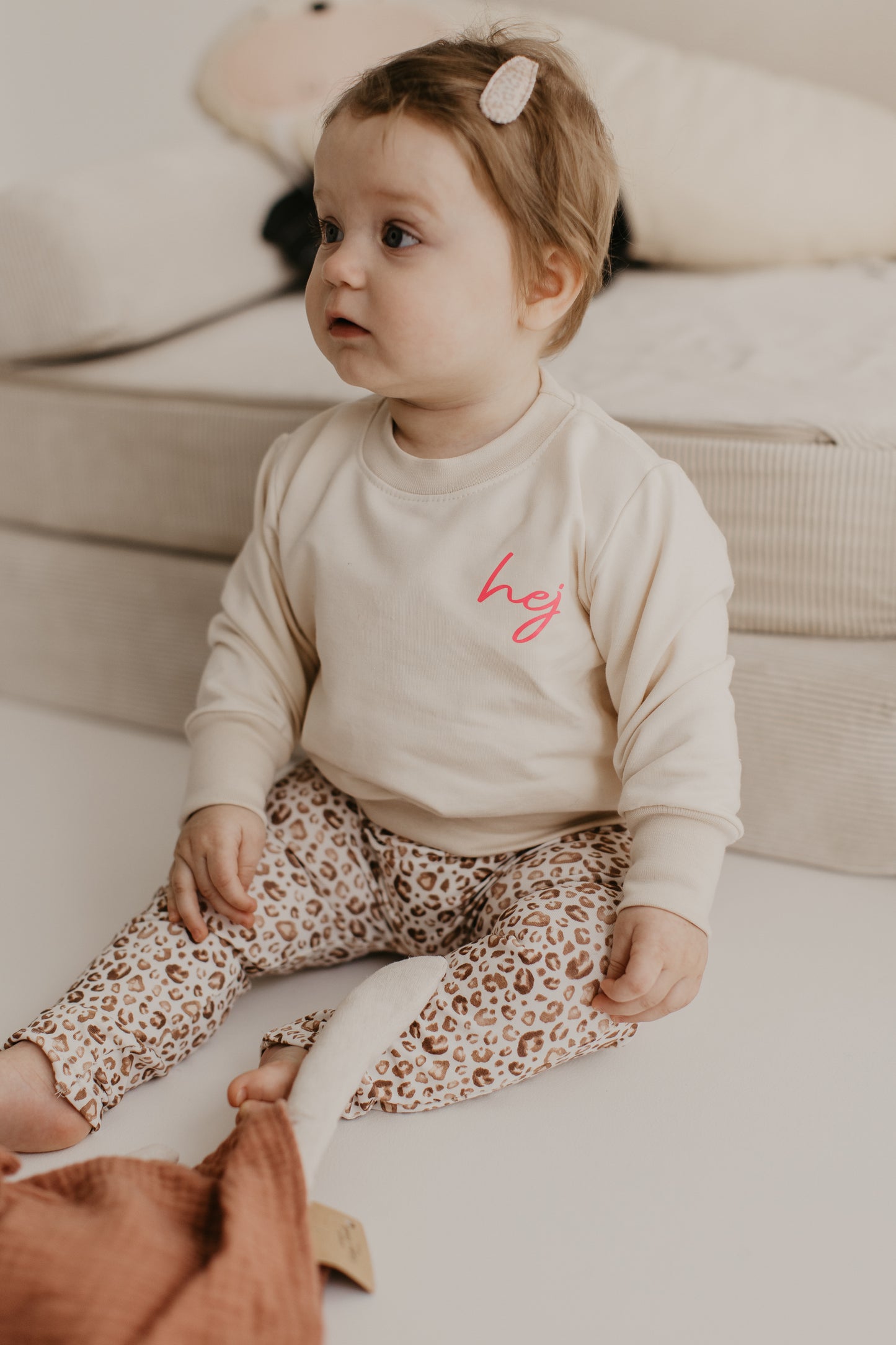 Stylischer Sweater mit neonpinken "hej"-Print – Modern, Gemütlich und Einzigartig