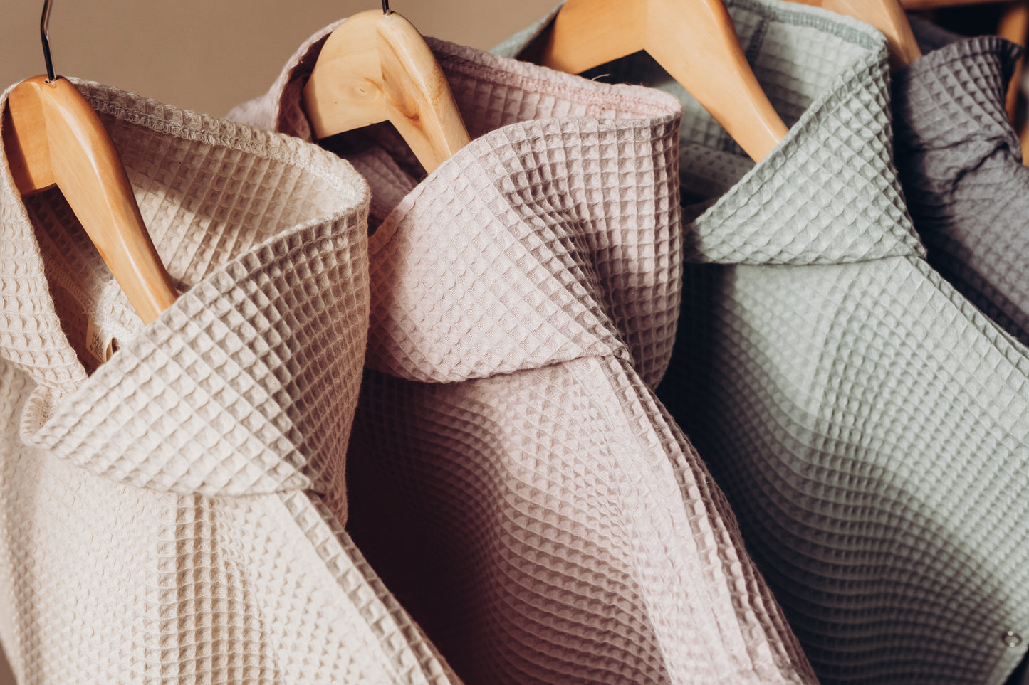 Süßer Badeponcho in verschiedenen Farben aus Waffelstoff - personalisierbar